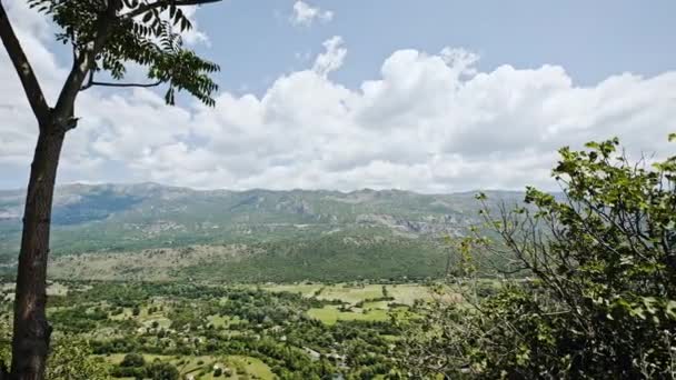 Κοιλάδα και βουνά σε συννεφιασμένη μέρα — Αρχείο Βίντεο