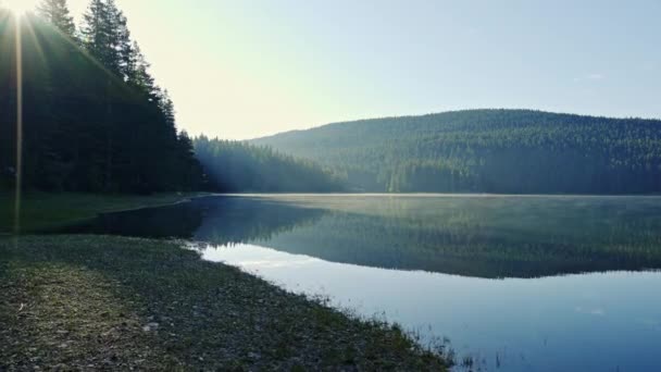 Sol brilhante sobre lago calmo conceito wanderlust . — Vídeo de Stock