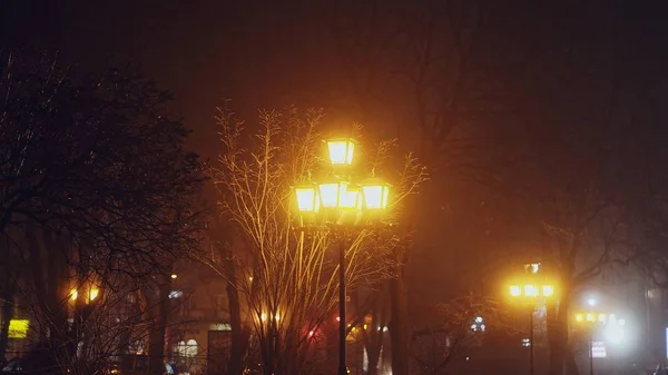 Brandende lampen op straat gaan vervagen — Stockfoto