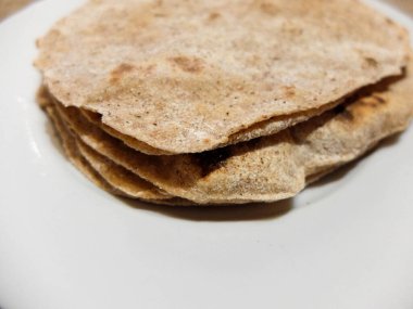 Hint ev yapımı chapati. Chapati sadece su, buğday unu ve tuzdan yapılmış Hindistan 'dan gelen düz bir ekmektir..