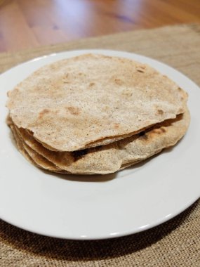 Hint ev yapımı chapati. Chapati sadece su, buğday unu ve tuzdan yapılmış Hindistan 'dan gelen düz bir ekmektir..