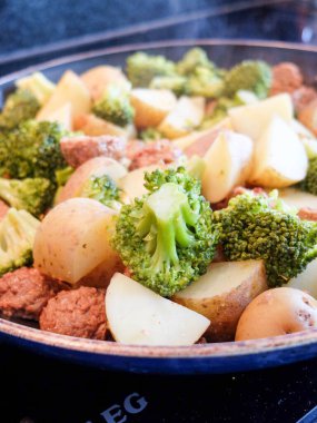 Tavada nefis vejetaryen yemeği: patates, vejetaryen köftesi ve brokoli.