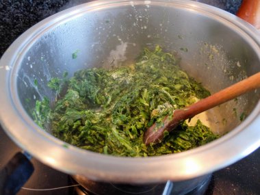 Bir çırpıda pişmiş ıspanak.