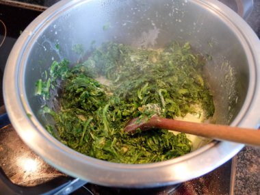 Bir çırpıda pişmiş ıspanak.