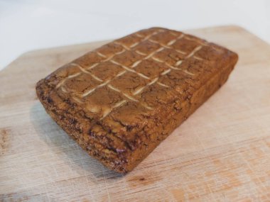 Tütsülenmiş tofu Asya yemeklerinde ama ayrıca vejetaryen ve vejetaryen insanlar için de kullanılır. Harika bir tadı olan etsiz protein kaynağı..