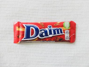 Daim çikolatası. Daim tatlılar, İsveç çikolatası ve karamel ile yapılan şekerlerdir. Bu tedavi 1950 'lerde İsveçli Marabou firması tarafından yapılmıştır..