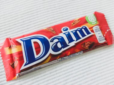 Daim çikolatası. Daim tatlılar, İsveç çikolatası ve karamel ile yapılan şekerlerdir. Bu tedavi 1950 'lerde İsveçli Marabou firması tarafından yapılmıştır..