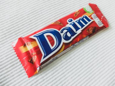 Daim çikolatası. Daim tatlılar, İsveç çikolatası ve karamel ile yapılan şekerlerdir. Bu tedavi 1950 'lerde İsveçli Marabou firması tarafından yapılmıştır..