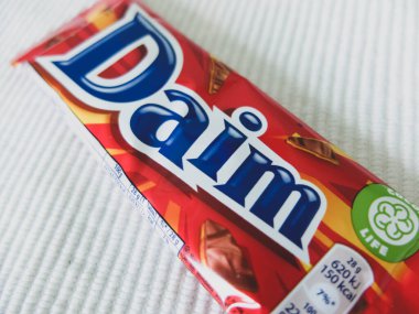 Daim çikolatası. Daim tatlılar, İsveç çikolatası ve karamel ile yapılan şekerlerdir. Bu tedavi 1950 'lerde İsveçli Marabou firması tarafından yapılmıştır..