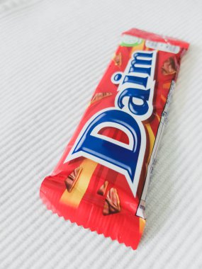 Daim çikolatası. Daim tatlılar, İsveç çikolatası ve karamel ile yapılan şekerlerdir. Bu tedavi 1950 'lerde İsveçli Marabou firması tarafından yapılmıştır..