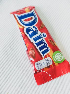 Daim çikolatası. Daim tatlılar, İsveç çikolatası ve karamel ile yapılan şekerlerdir. Bu tedavi 1950 'lerde İsveçli Marabou firması tarafından yapılmıştır..