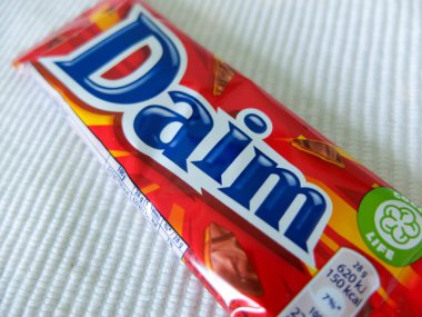 Daim çikolatası. Daim tatlılar, İsveç çikolatası ve karamel ile yapılan şekerlerdir. Bu tedavi 1950 'lerde İsveçli Marabou firması tarafından yapılmıştır..
