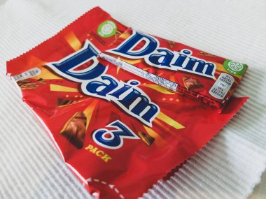 Daim çikolatası. Daim tatlılar, İsveç çikolatası ve karamel ile yapılan şekerlerdir. Bu tedavi 1950 'lerde İsveçli Marabou firması tarafından yapılmıştır..