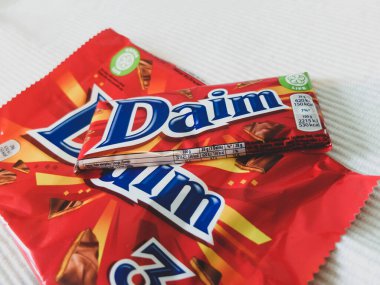 Daim çikolatası. Daim tatlılar, İsveç çikolatası ve karamel ile yapılan şekerlerdir. Bu tedavi 1950 'lerde İsveçli Marabou firması tarafından yapılmıştır..