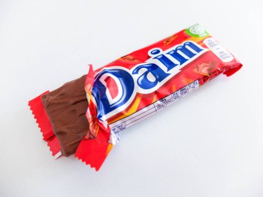 Daim çikolatası. Daim tatlılar, İsveç çikolatası ve karamel ile yapılan şekerlerdir. Bu tedavi 1950 'lerde İsveçli Marabou firması tarafından yapılmıştır..