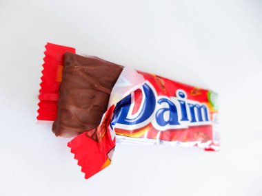 Daim çikolatası. Daim tatlılar, İsveç çikolatası ve karamel ile yapılan şekerlerdir. Bu tedavi 1950 'lerde İsveçli Marabou firması tarafından yapılmıştır..