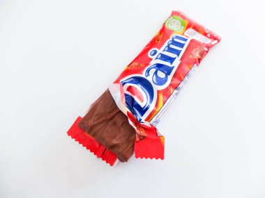 Daim çikolatası. Daim tatlılar, İsveç çikolatası ve karamel ile yapılan şekerlerdir. Bu tedavi 1950 'lerde İsveçli Marabou firması tarafından yapılmıştır..