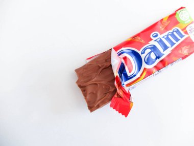 Daim çikolatası. Daim tatlılar, İsveç çikolatası ve karamel ile yapılan şekerlerdir. Bu tedavi 1950 'lerde İsveçli Marabou firması tarafından yapılmıştır..