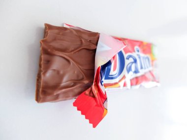 Daim çikolatası. Daim tatlılar, İsveç çikolatası ve karamel ile yapılan şekerlerdir. Bu tedavi 1950 'lerde İsveçli Marabou firması tarafından yapılmıştır..