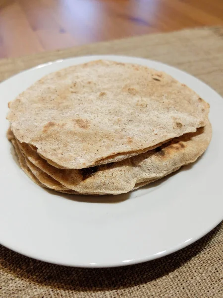 Hint ev yapımı chapati. Chapati sadece su, buğday unu ve tuzdan yapılmış Hindistan 'dan gelen düz bir ekmektir..