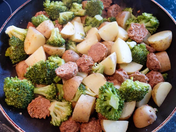 Вкусное Вегетарианское Блюдо Кастрюле Картофель Вегетарианские Фрикадельки Броколи — стоковое фото