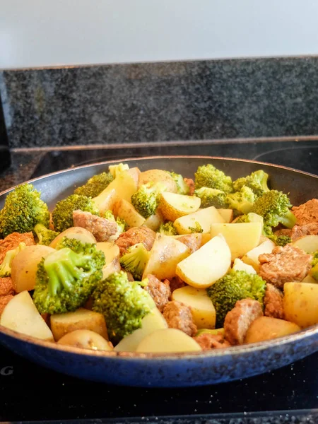 Вкусное Вегетарианское Блюдо Кастрюле Картофель Вегетарианские Фрикадельки Броколи — стоковое фото