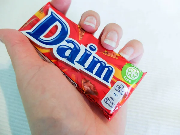 Daim çikolatası. Daim tatlılar, İsveç çikolatası ve karamel ile yapılan şekerlerdir. Bu tedavi 1950 'lerde İsveçli Marabou firması tarafından yapılmıştır..