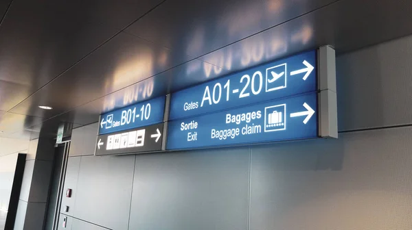 Πινακίδες Για Τους Δείκτες Θέσης Μπλε Τερματικού Σταθμού Στο Αεροδρόμιο — Φωτογραφία Αρχείου
