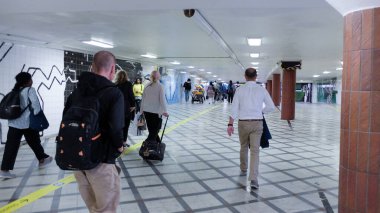 T-Centralen 'in içi, Stockholm' deki ana metro istasyonu. Metro, otobüs, tren. 
