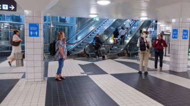 T-Centralen 'in içi, Stockholm' deki ana metro istasyonu. Metro, otobüs, tren. 