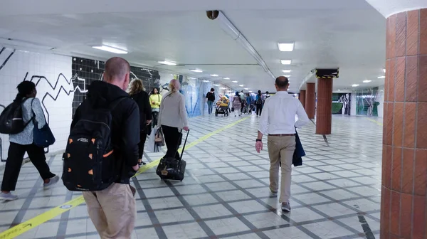 T-Centralen 'in içi, Stockholm' deki ana metro istasyonu. Metro, otobüs, tren. 