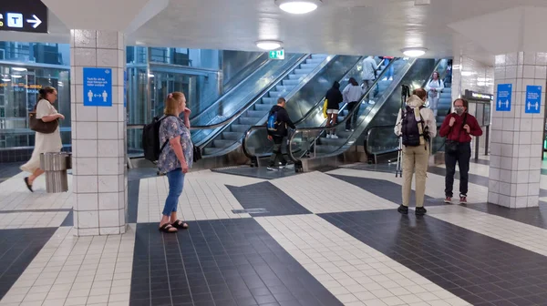 T-Centralen 'in içi, Stockholm' deki ana metro istasyonu. Metro, otobüs, tren. 