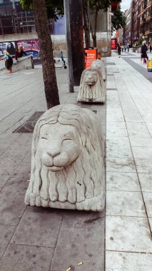 Stockholm 'deki Drottninggatan ana alışveriş caddesinde ikonik aslan heykeli.