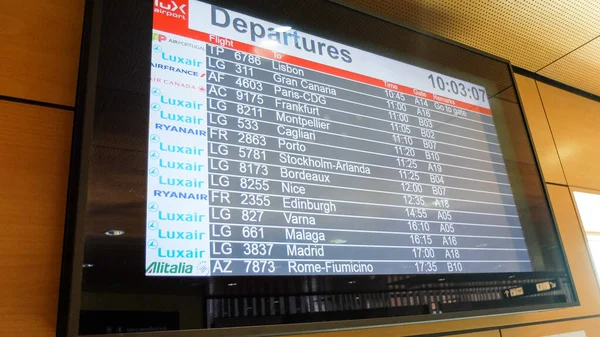 Finden, Lüksemburg - 5 Eylül 2020: Havaalanı terminalinde varış ve binişler için kalkış tahtası. Uçuş çizelgesi 