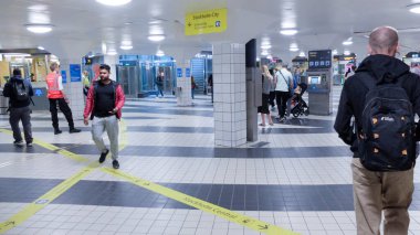 T-Centralen 'in içi, Stockholm' deki ana metro istasyonu. Metro, otobüs, tren.