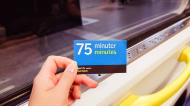 SL Stockholm toplu taşıma şirketinden tek bir bilet. SL Stockholm 'den tek bir bilet. Bu bilet şehirden gelen tren, otobüs, metro ve feribotu kullanmanızı sağlar. 