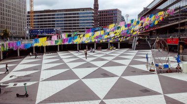 Norrmalm, büyük İsveç modası ve ev dekorasyonu markaları ile hareketli bir alışveriş bölgesidir. Aynı zamanda operaları ve klasik dansçıları olan bir kültür merkezi..