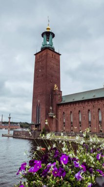 Belediye binası, Stadshus, Stadshuset. Stockholm Belediyesi, İsveç 'te Stockholm Belediye Meclisi' nin binasıdır. Mlar Gölü kıyısındaki Kungsholmen Adası 'nın doğu ucunda yer alır. Mimar Ragnar Stberg tarafından tasarlandı.