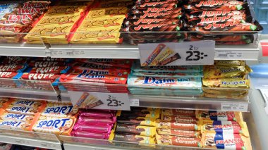 Bir mağazada İsveç çikolatası: Japp, Sport, Kex, Plopp, Daim, Marabou