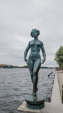 Dansen (dans) heykeli Stockholm Belediye Binası 'nın bahçesinde, Stadshuset' te. Yazan Carl Eldh