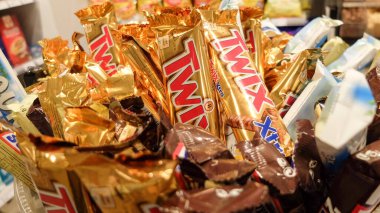 Bol bol Twix ve snickers çikolata.