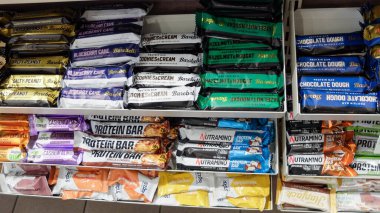 Mağazadaki protein çubukları rafı