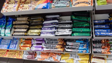 Mağazadaki protein çubukları rafı