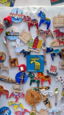 Tişört, erkek geyik, viking miğferi, dala atı ve diğer İskandinav ve İskandinav özellikleriyle Stockholms hediyelik eşya dükkanları