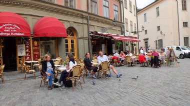 Gamlan Stan caddeleri. Gamla Stan 'in hareketli küçük adası Stockholm' ün Eski Kasabası. Kaldırım döşeli caddeler ve 17. ve 18. caddelerden kalma renkli binalar. 