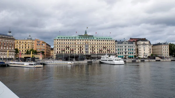Estocolmo Com Vista Sobre Sdra Blasieholmshamne Com Lago — Fotografia de Stock