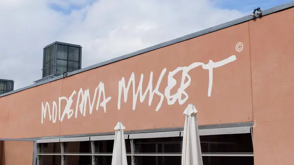 Moderna Müzesi. Stockholm Modern Sanatlar Müzesi, İsveç 'in orta Stockholm kentindeki Skeppsholmen adasında yer alan bir müzedir.