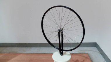 Marcel Duchamp 'ın 1929-2013 yıllarındaki Bisiklet Tekerleği. La roue de la bicyclette, Marcel Duchamp 'ın 1913 yılında Paris' te yaptığı bir çalışmadır. Tahta bir tabureye çatalla sabitlenmiş bir bisiklet tekerleği..