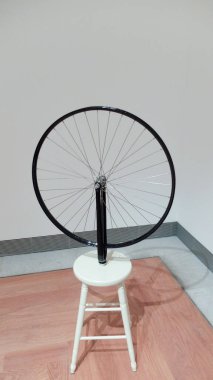 Marcel Duchamp 'ın 1929-2013 yıllarındaki Bisiklet Tekerleği. La roue de la bicyclette, Marcel Duchamp 'ın 1913 yılında Paris' te yaptığı bir çalışmadır. Tahta bir tabureye çatalla sabitlenmiş bir bisiklet tekerleği..