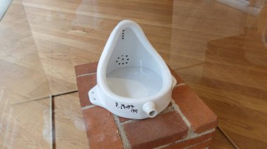 Marcel Duchamp 'ın porselenlerinden yapılmış pisuar heykeli.